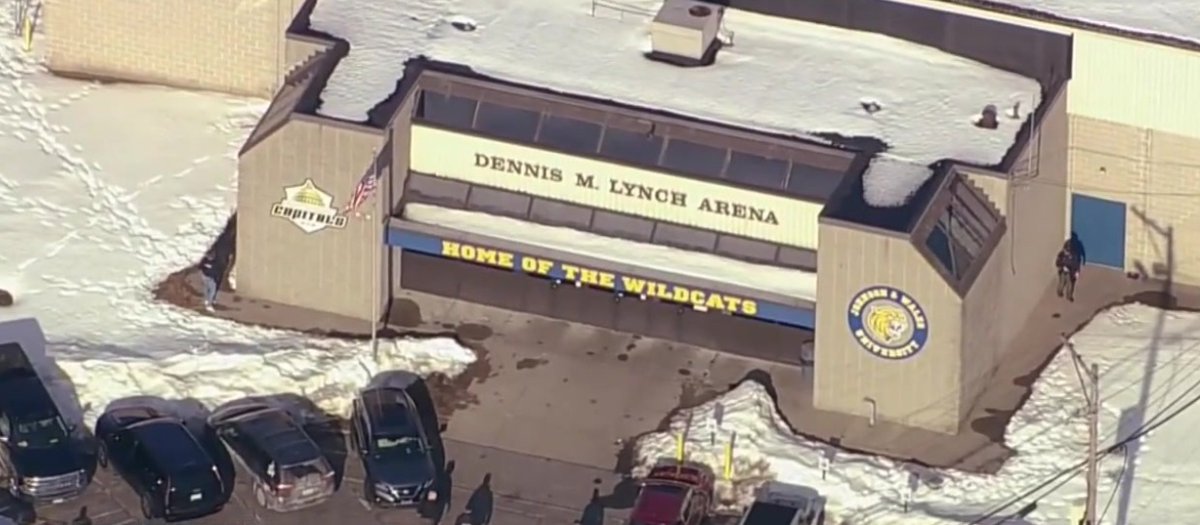 Tragedia en #Pawtucket: tres muertos tras tiroteo en pista de hockey juvenil

PAWTUCKET, RI — Una tarde de deporte escolar se transformó en una pesadilla este lunes en la Dennis M. Lynch Arena, cuando un hombre abrió fuego contra su propia familia frente a decenas de testigos.