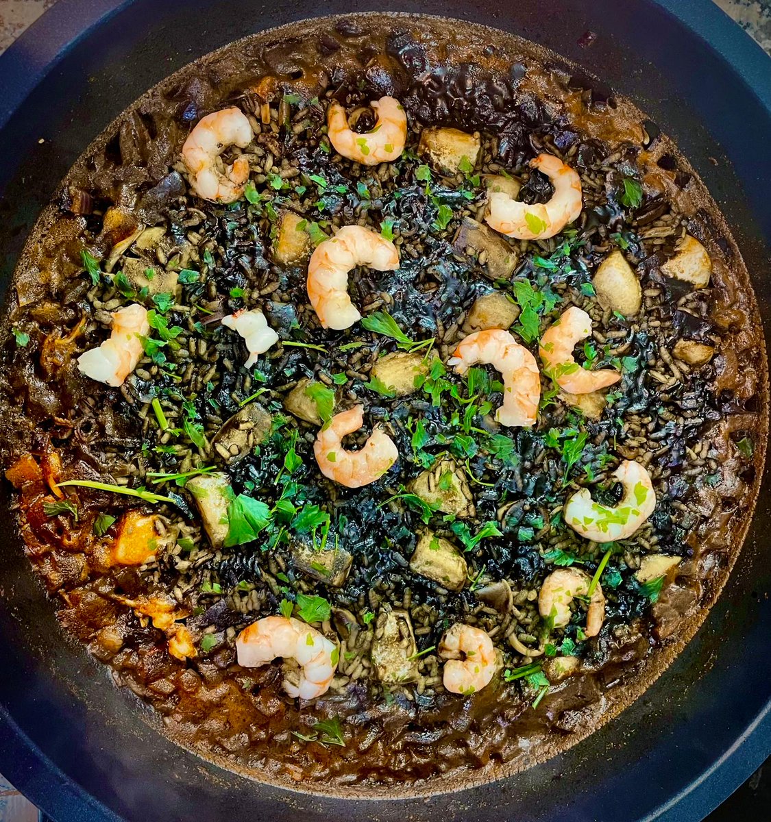 Os podría decir que este arroz negro nocturno no me ha quedado de maravilla, pero eso me convertiría en un mentiroso.