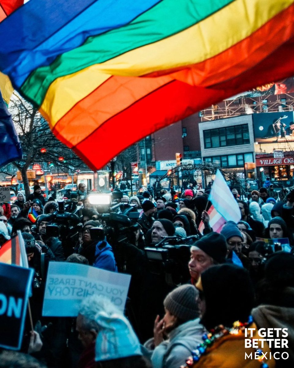 ItGetsBetterMx's tweet image. La dignidad no se borra. 🏳️‍🌈 La bandera LGBTIQ+ volvió a ondear en el Stonewall National Monument tras ser retirada por la administración de Donald Trump. Nuestra historia no se borra. Resistimos. #ItGetsBetter