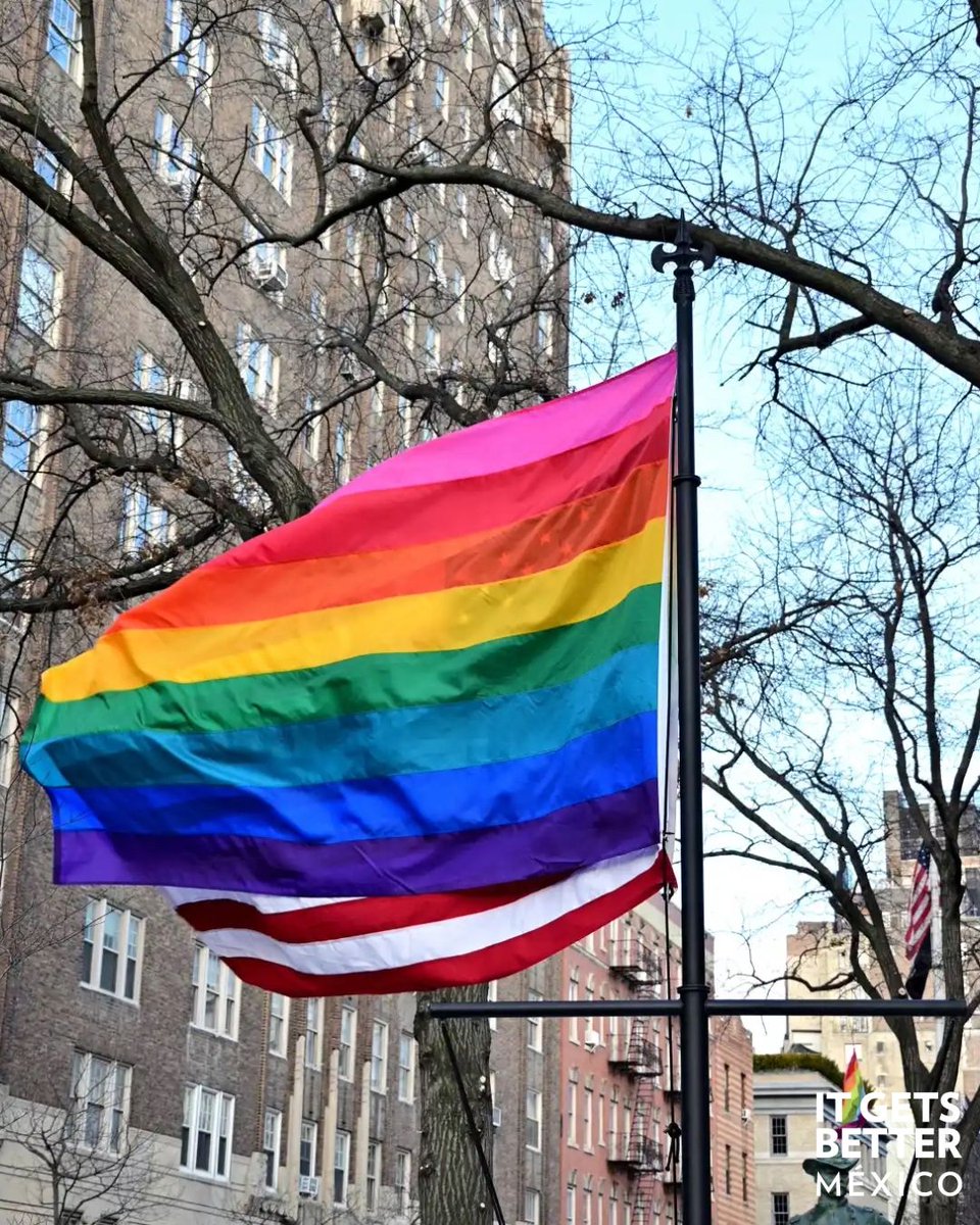 ItGetsBetterMx's tweet image. La dignidad no se borra. 🏳️‍🌈 La bandera LGBTIQ+ volvió a ondear en el Stonewall National Monument tras ser retirada por la administración de Donald Trump. Nuestra historia no se borra. Resistimos. #ItGetsBetter