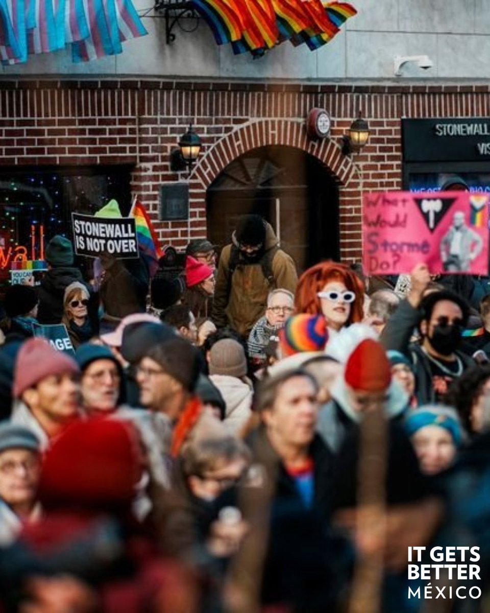 ItGetsBetterMx's tweet image. La dignidad no se borra. 🏳️‍🌈 La bandera LGBTIQ+ volvió a ondear en el Stonewall National Monument tras ser retirada por la administración de Donald Trump. Nuestra historia no se borra. Resistimos. #ItGetsBetter