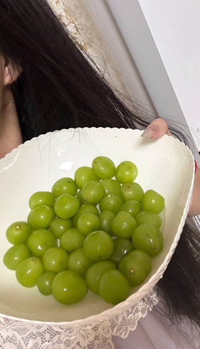 Ariella5975's tweet photo. Fresh and juicy green grapes, a perfect snack to brighten up the night! 🍇 https://t.co/QtIi1YEaNi
