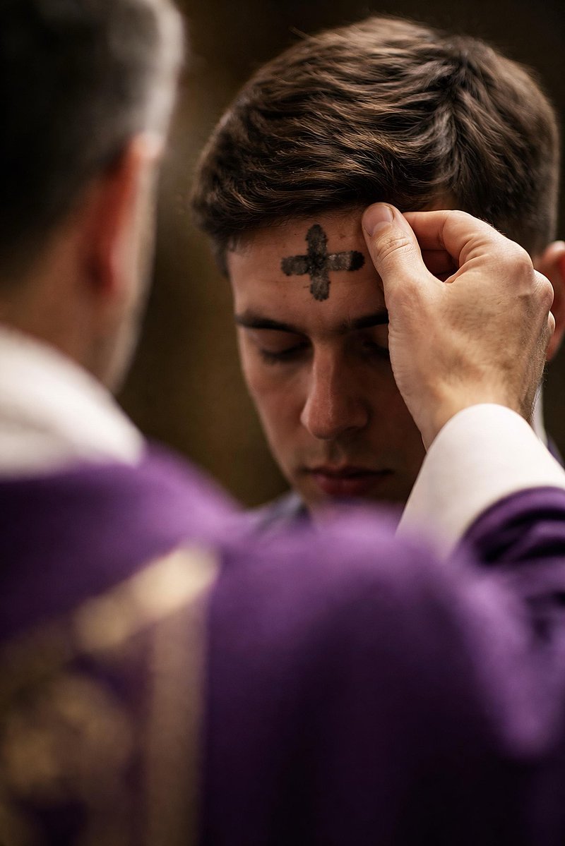 «Con el sudor de tu rostro comerás el pan hasta que vuelvas a la tierra, porque de ella fuiste tomado; polvo eres y al polvo volverás»

Hoy es 𝐌𝐢𝐞́𝐫𝐜𝐨𝐥𝐞𝐬 𝐝𝐞 𝐜𝐞𝐧𝐢𝐳𝐚, comienza la Cuaresma: tiempo de conversión y renovación del corazón. #CuaresmaSevilla26