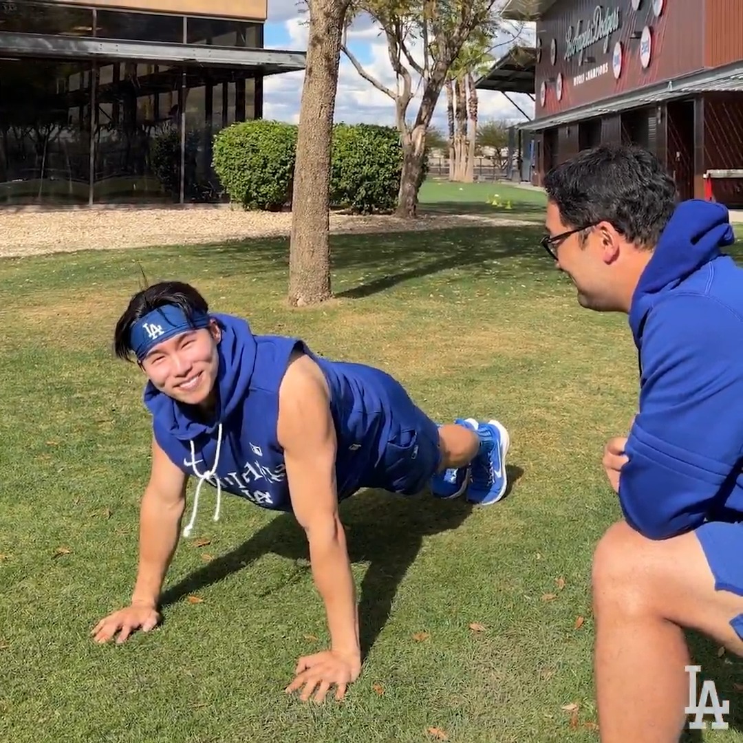 Who can do the most push-ups on the team? No wonder the guys picked Hyeseong. 😂