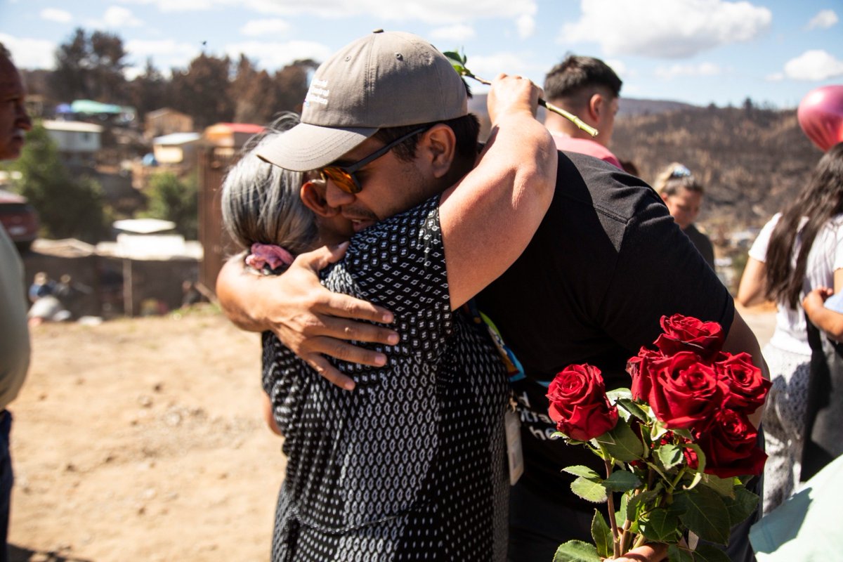 WCKitchen's tweet photo. This Valentine’s Day, WCK was spreading love in Chile.❤️

Our teams are serving hot meals to communities impacted by recent wildfires, and this weekend, every meal came with a rose or a chocolate to celebrate the holiday. In times of crisis, a small moment of comfort and connection is a reminder to families that they’re not alone. #ChefsForChile

Este Día de San Valentín, WCK compartió amor en Chile.

Nuestros equipos están sirviendo comidas calientes a las comunidades afectadas por los recientes incendios forestales, y este fin de semana, cada comida incluyó una rosa o un chocolate para celebrar. En tiempos de crisis, un pequeño momento de consuelo y conexión les recuerda a las familias que no están solas. #ChefsForChile