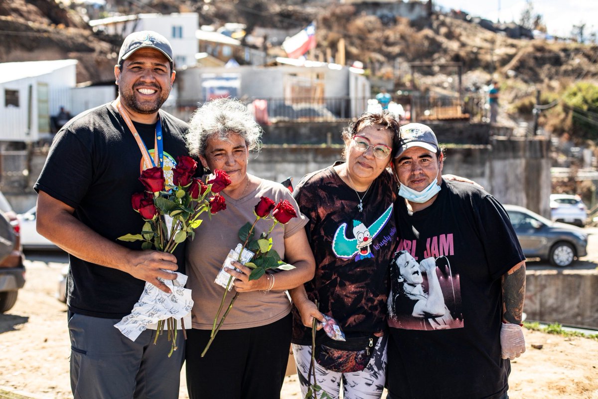 WCKitchen's tweet photo. This Valentine’s Day, WCK was spreading love in Chile.❤️

Our teams are serving hot meals to communities impacted by recent wildfires, and this weekend, every meal came with a rose or a chocolate to celebrate the holiday. In times of crisis, a small moment of comfort and connection is a reminder to families that they’re not alone. #ChefsForChile

Este Día de San Valentín, WCK compartió amor en Chile.

Nuestros equipos están sirviendo comidas calientes a las comunidades afectadas por los recientes incendios forestales, y este fin de semana, cada comida incluyó una rosa o un chocolate para celebrar. En tiempos de crisis, un pequeño momento de consuelo y conexión les recuerda a las familias que no están solas. #ChefsForChile