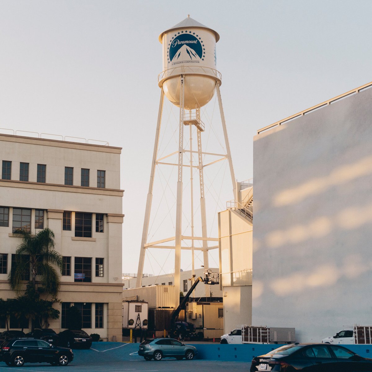 MarketConsole's tweet photo. Paramount’s New Chance to Win Over Warner Br..  - https://t.co/IjUmQc5PDX ##marketconsole ##equitymarkets ##stockmarkets ##commoditiesmarkets ##globalmarkets ##alternativeinvestments ##personalfinance https://t.co/RvKc1aTbq5