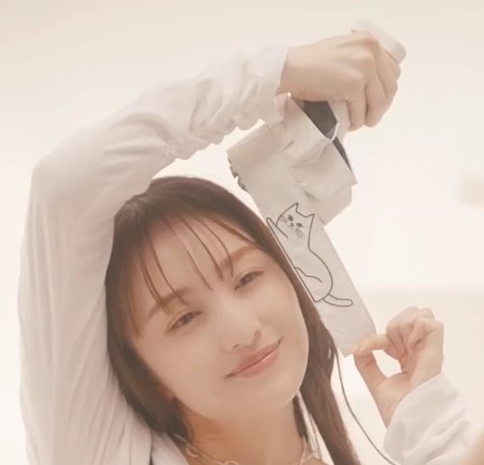 tabounahito's tweet image. becauseさんのミモザ&amp;amp;スズランの日傘、夏菜子ちゃんのは長傘だけど同じもので折りたたみがあった！あと右の傘も可愛いな…あと猫ちゃんの傘は22%OFF😳

 #because #百田夏菜子
 rakuten.co.jp/because-umbrel…