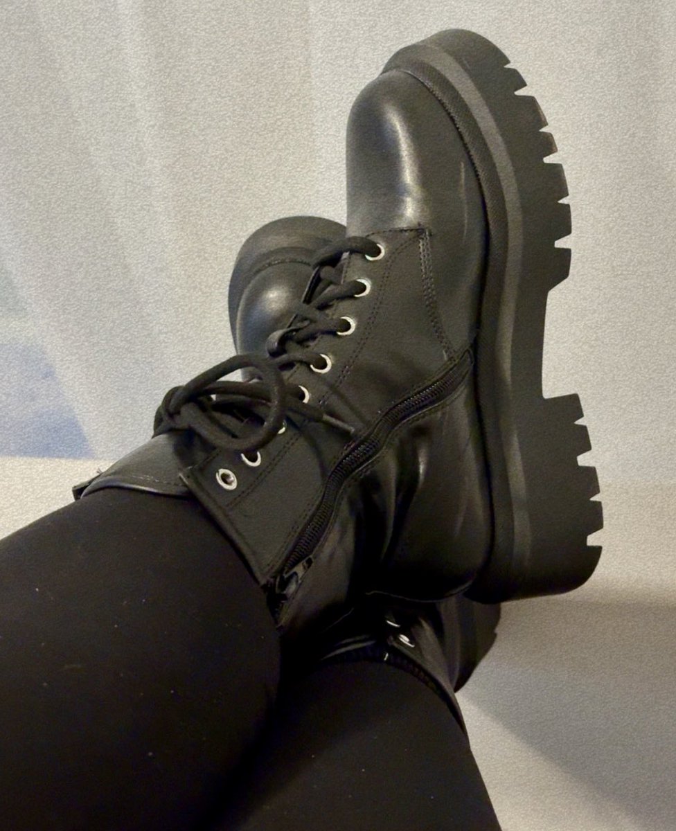 QueenHazel999's tweet photo. New stompers. Tell me how much you love them. Send for the privilege of telling me. https://t.co/NYRMiuRrDQ