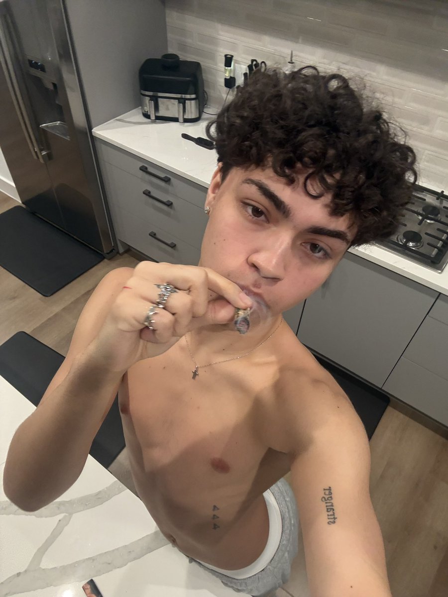 chrispoohh's tweet photo. roll my j for me bae https://t.co/wk3La2rmki