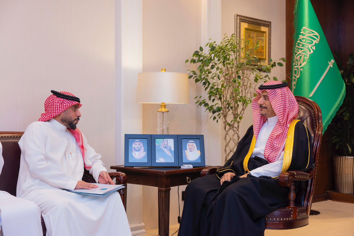 استقبل صاحب السمو الأمير عبدالرحمن بن عبدالله بن فيصل محافظ #حفر الباطن، في مكتبه، رئيس مجلس ادارة جمعية التنمية  الاهلية بجنوب حفرالباطن فيصل بن دخيل العنزي وعدد من اعضاء مجلس الادارة المعينين في دورتها الجديدة .