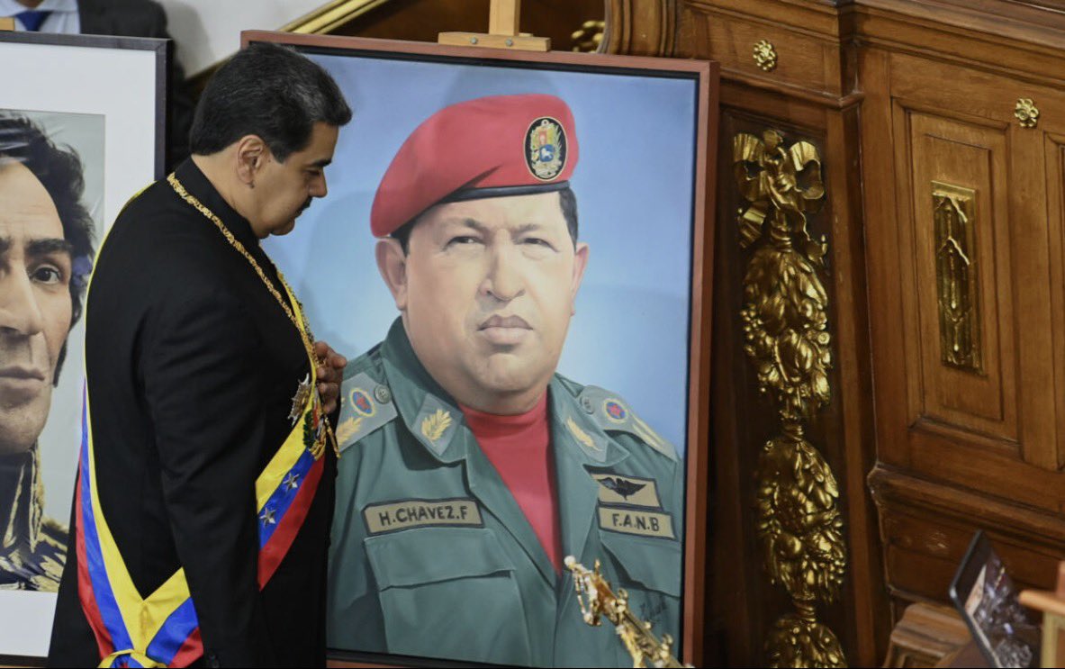 🇻🇪 ¡BOMBA HISTÓRICA EN VENEZUELA!

¡CONFIRMADO! Los retratos de los tiranos Hugo Chávez y Nicolás Maduro han sido retirados de los salones principales del Palacio de Miraflores, ministerios y embajadas.

¡Comienza la PURGA DEFINITIVA de los símbolos del régimen socialista que