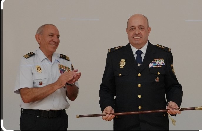 Un día para reflexionar.Y para revisar la trayectoria del dimitido DAO. Nombramientos de altos cargos en <a href="/policia/">Policía Nacional</a> y papel jugado en ámbito sindical.Las prácticas castrenses se han impuesto,el retroceso sindical es evidente.El DAÑO a la víctima denunciante y al CNP,es BRUTAL!