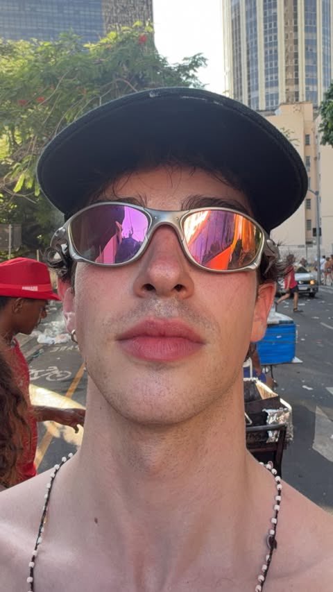 poponze's tweet photo. CRIA! Manu Rios curte Carnaval no Rio.🔥 https://t.co/oknXSuE7aQ