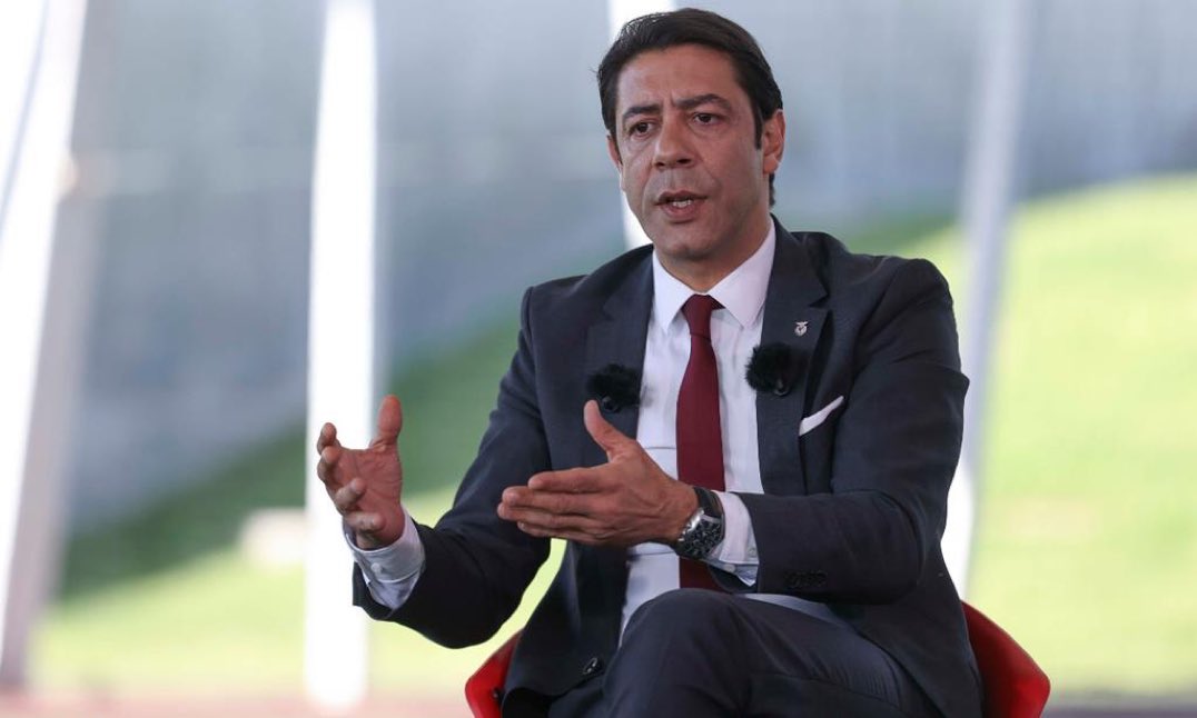 🚨 AGORA: Uma pessoa ligada ao Real Madrid, que não é jogador nem faz parte da comissão técnica, mas trabalha para o clube, trocou agressões FÍSICAS com o presidente do Benfica, Rui Costa, no túnel. Eles tiveram que ser separados. 

[<a href="/COPE/">COPE</a>]