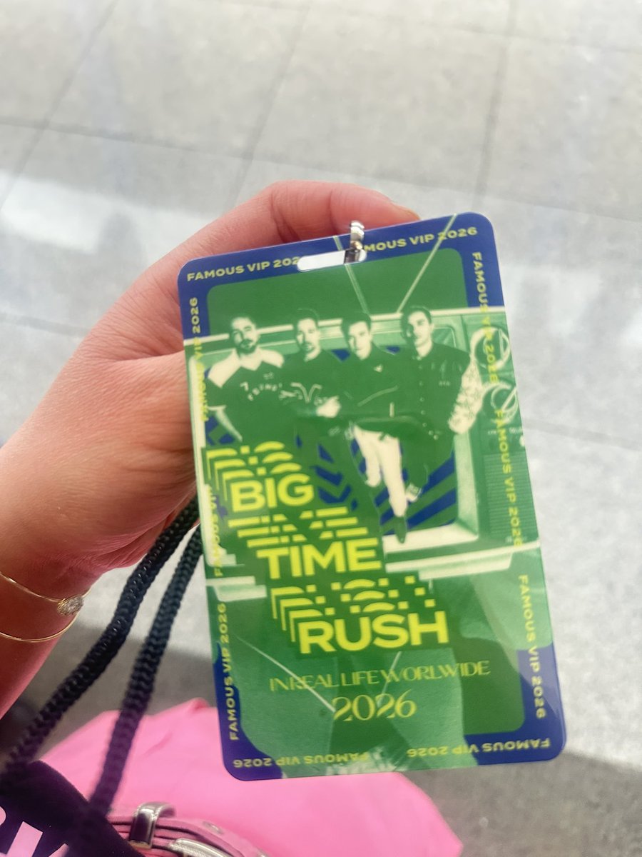 Hoje começa a turnê do Big Time Rush na América Latina e esses são os crachás dos pacotes Palm Woods e Famous no meet 🚨 (via foreversbtr e ilsze3)