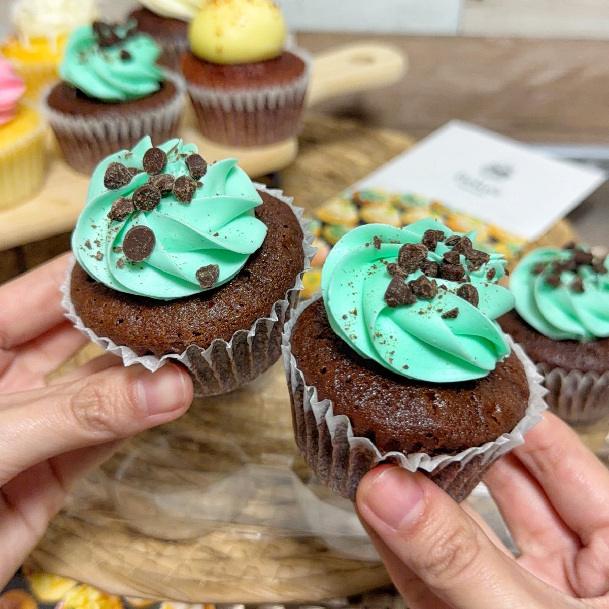 ベラズカップケーキさんからチョコミントのカップケーキをいただきまし