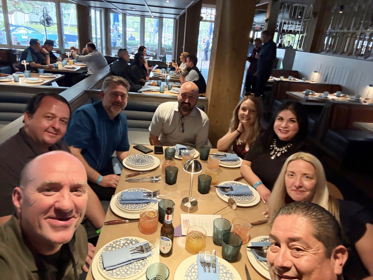 wherry_lisa's tweet image. The “ cool table” #DOSummit #ChilisLove @Chilis