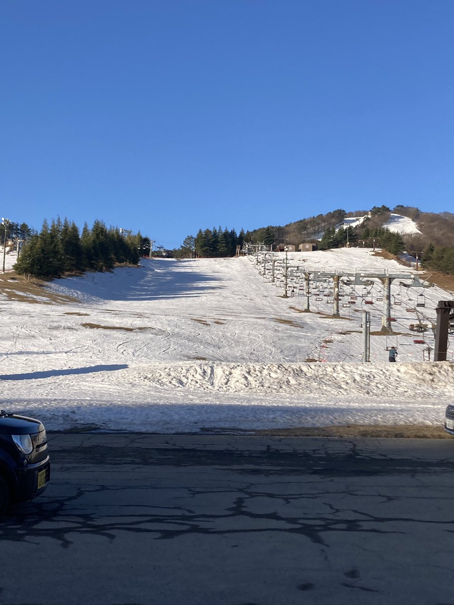 osaski's tweet photo. 2026/02/18 8:10現在　晴れ☀️
控えめに言って、雪少ないです。
全面滑走可能🉑ですが、
未圧雪&amp;状況を確認してから、
雪の上を滑って下さい。
この陽気、今日が限界かも😵
今夜雪マークがちらり🩵だけど。
8:00〜17:00営業中🈺

駐車場🅿️無料🆓開放中！
#大佐スキー場　#広島と島根県境
#スノーボード https://t.co/mLr8gABRGj
