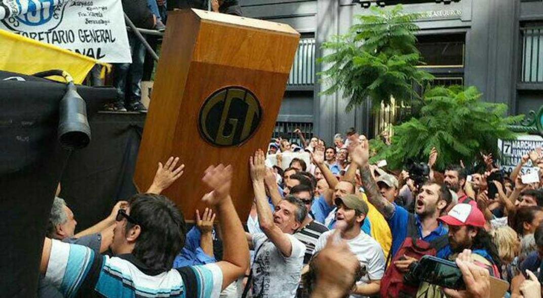 yoDaniel77's tweet photo. Hola @cgtoficialok, a Cristina le hiciste paros con movilización por Ganancias. 
Ahora el gobierno nos roba derechos adquiridos y vos te escondés.
Sos la CGT de la reforma anti laboral.
Carneros.
#ReformaLaboral https://t.co/9YvTvOrKpy