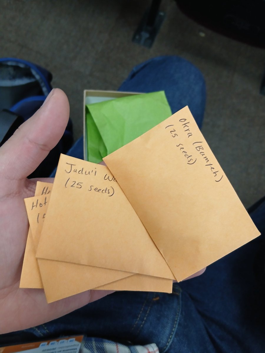 Hoy nos llego un paquete muy preciado. Semillas de variedades tradicionales palestinas. 
Sembrar una semilla es el primer paso para hacer el futuro posible. Sembraremos y guardaremos estas semillas con la esperanza de que un día la gente de Palestina la pueda sembrar en su tierra