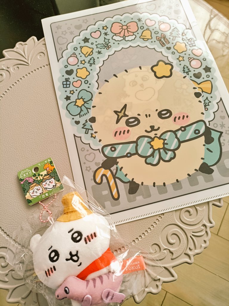 ともちゃんともっきんさんにちいかわたくさんいただきましたありがとうございます🥲︎︎🤍︎🤍︎🤍⁡
⁡ちいかわバッグにちいかわキーホルダーつけて出勤します⁡⁡
⁡
⁡#わらくも #ちいかわ