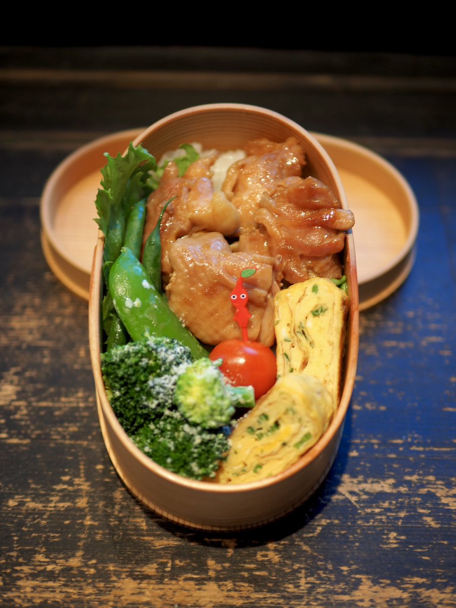 おはようございます
鶏ももオイスターソース煮弁当です。

息子氏、古いスマホの充電が出来なくなって文句全開。新しいのにしよう。でも共に生きた道具の悪口は言うな。全てのものに心が宿っている。ありがとうってお別れしなさい。
ふと自分の愛した道具達のこと思い出しました。

いってらっしゃい。