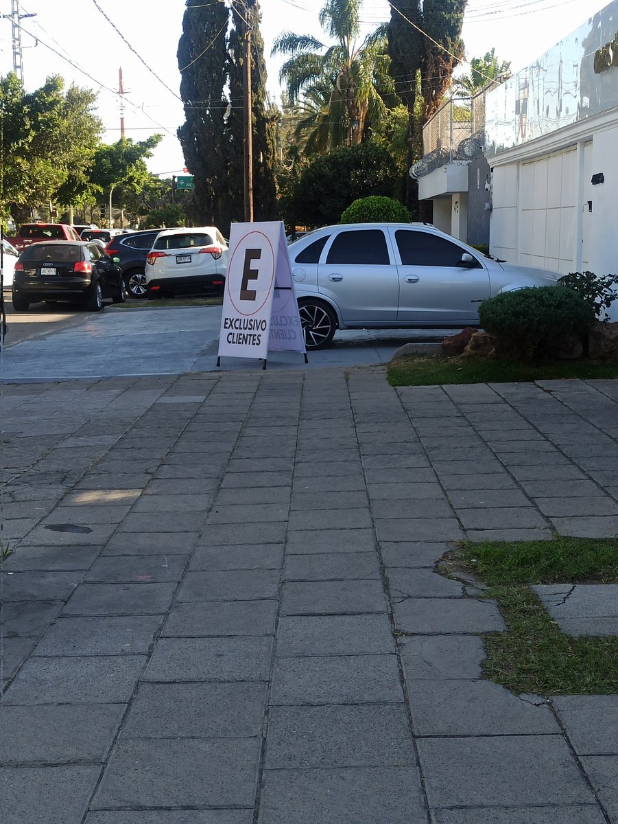 yumada's tweet photo. Oye @MovilidadZap ...nos ayudas a quitar autos de la banqueta....porfa... Aunque dice que es "exclusivo" la banqueta es espacio público hasta donde recuerdo....
Abedules 458-A col los pinos https://t.co/n4oiDICijf