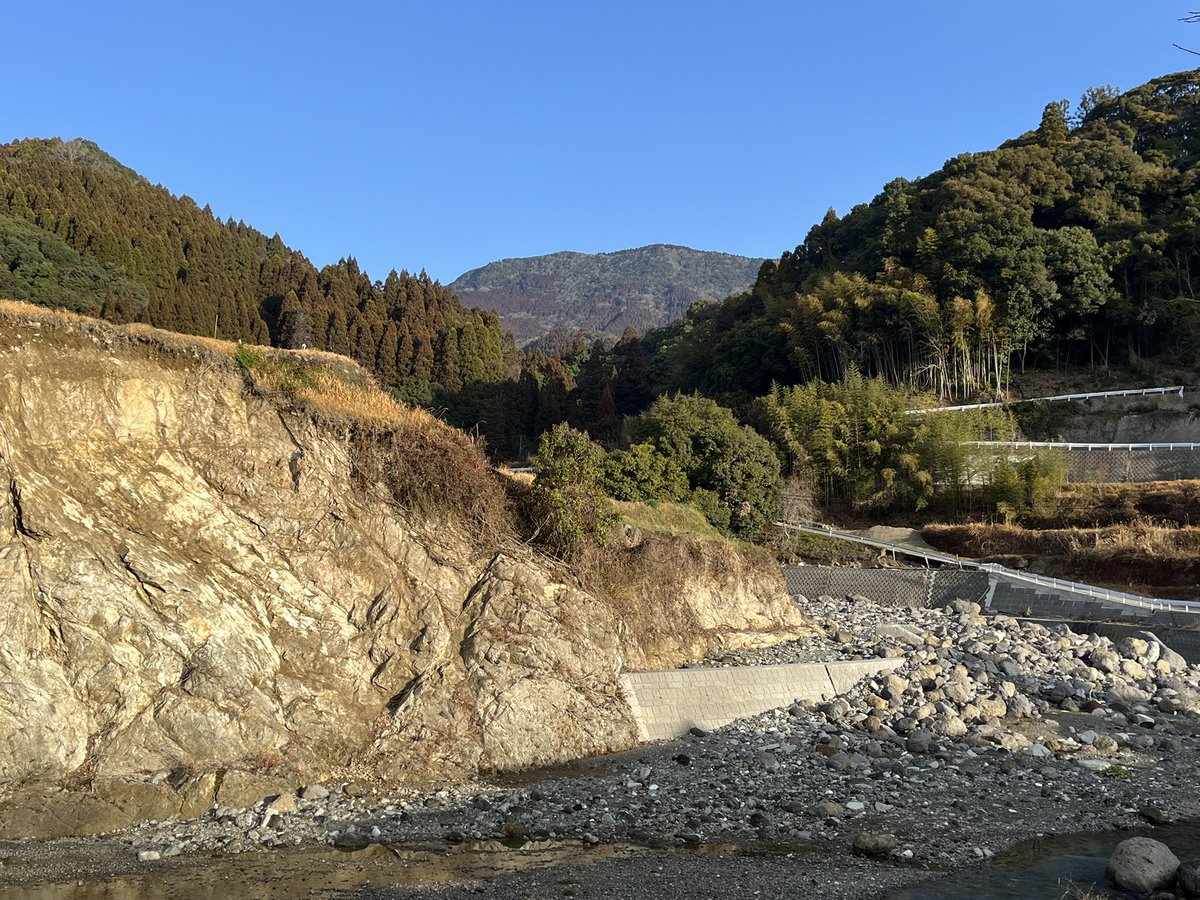 AcediaHachi's tweet photo. トゥルーマン・ショーを思い出すくらいには奥の山がCGっぽく見える…。
…そんなわけないじゃん！早くインフルエンザ治さなきゃ！！ https://t.co/DTJwdshVD0
