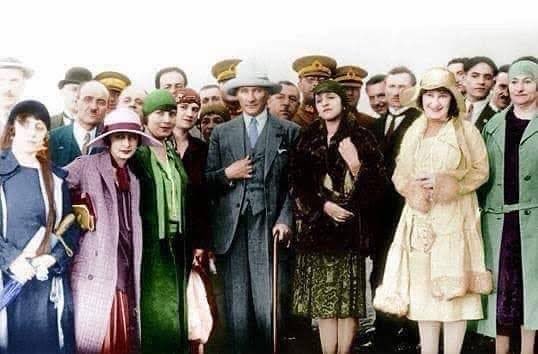1926: Tek eşlilik.
Resmî nikâh.
Kadına miras ve boşanma hakkı.
100 yıl geçti…

Atatürkümuze minnetle anıyoruz 🙏🏻
#TürkMedeniKanunu100Yaşında

Bazı zihinlerin bunu 100 yıl sonra hâlâ tartışmasi bataklıktan  kurtarılan kuşun tekrar çamura atlama çabası gibi bir şey!