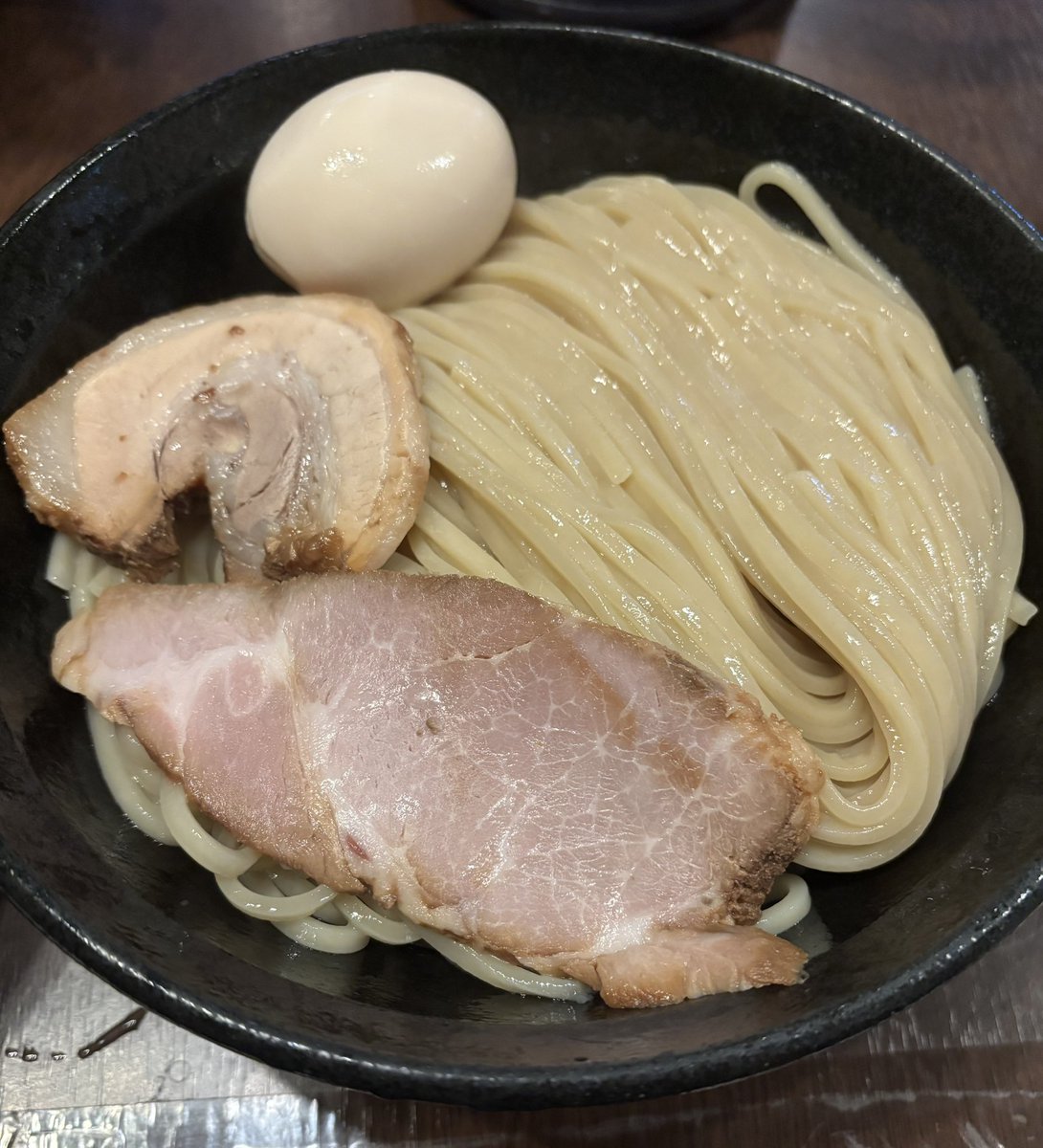 takeo_twit's tweet photo. 令和442杯目
味玉つけ麺（大）
麺や新倉@松山市

ジャガイモ植えました
こんにちわ

久々の訪問
ツルツルもちもち麺🍜
つけ汁も変わらず美味しい😋
スープ割りも美味しい
2種類のチャーシューは違った味を楽しめて嬉しい
満たされました

ご馳走様でした！
#新倉 https://t.co/HYQrr3WkRk