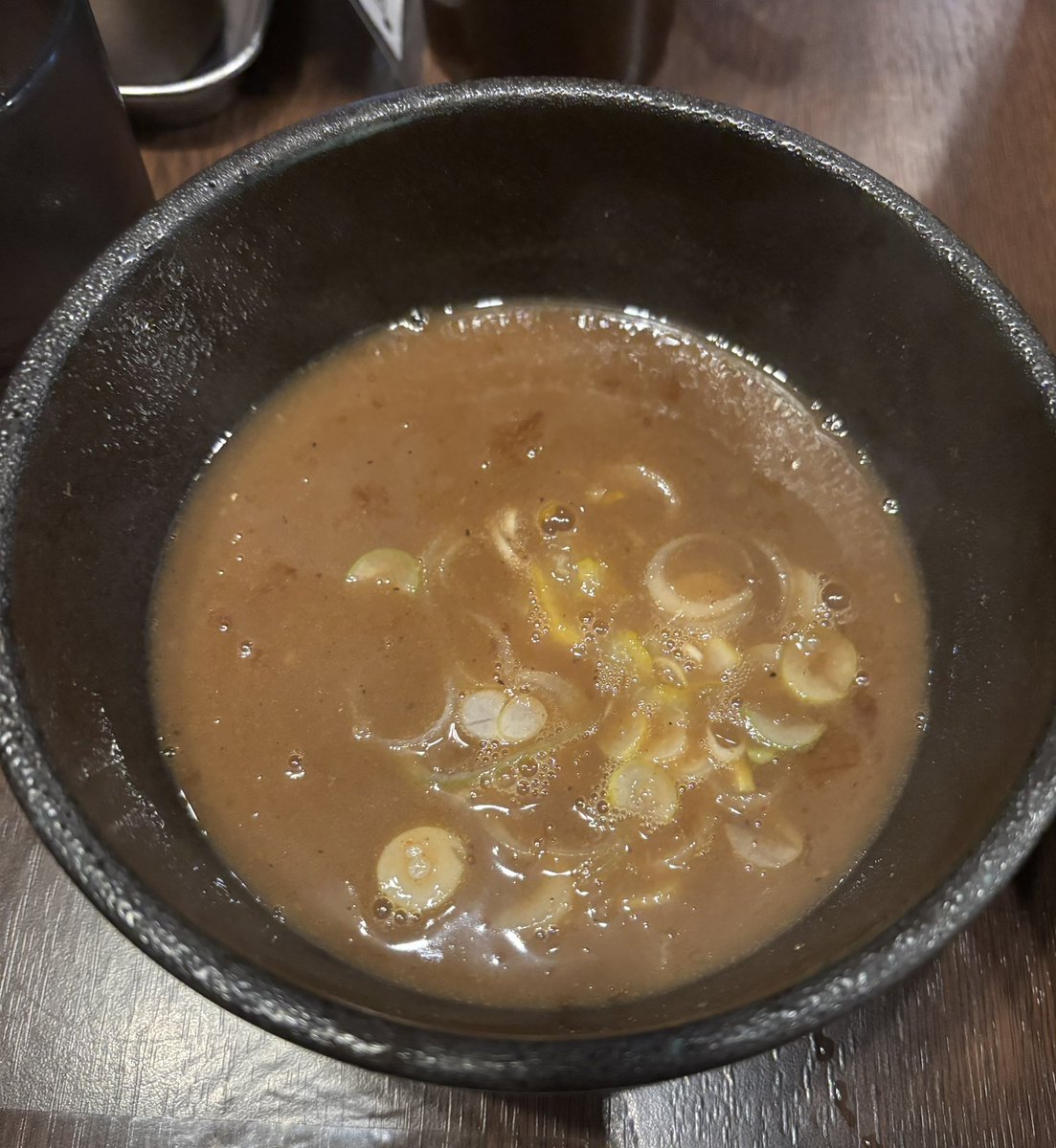 takeo_twit's tweet photo. 令和442杯目
味玉つけ麺（大）
麺や新倉@松山市

ジャガイモ植えました
こんにちわ

久々の訪問
ツルツルもちもち麺🍜
つけ汁も変わらず美味しい😋
スープ割りも美味しい
2種類のチャーシューは違った味を楽しめて嬉しい
満たされました

ご馳走様でした！
#新倉 https://t.co/HYQrr3WkRk