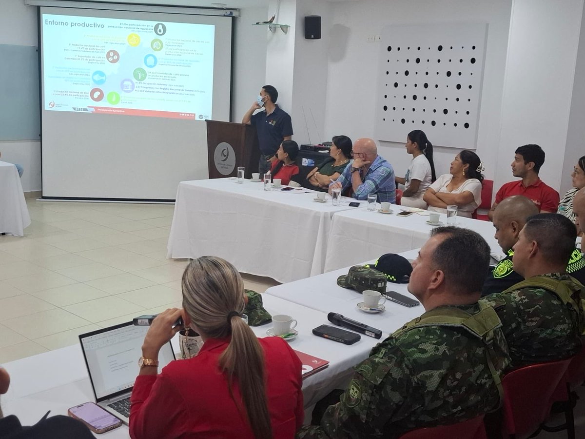 📍La Plata / #HuilaMásSeguro
Trabajo articulado por la seguridad del occidente del Huila

Acompañamos a la <a href="/CCHuila/">Cámara de Comercio del Huila</a> y a su presidenta ejecutiva, Lina Marcela Carrera, en reunión con cafeteros, hoteleros y comerciantes para fortalecer la seguridad y convivencia en esta subregión.