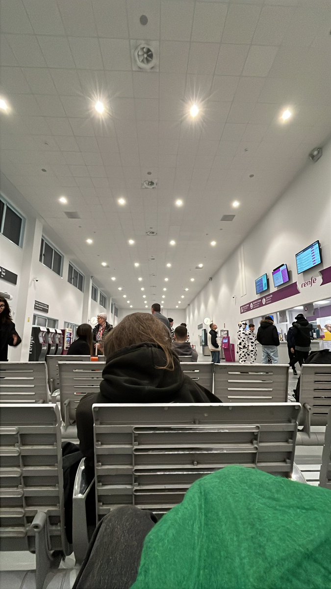 Poucos sitios neste planeta me sobrestimulan e agobian como esta demoníaca estación