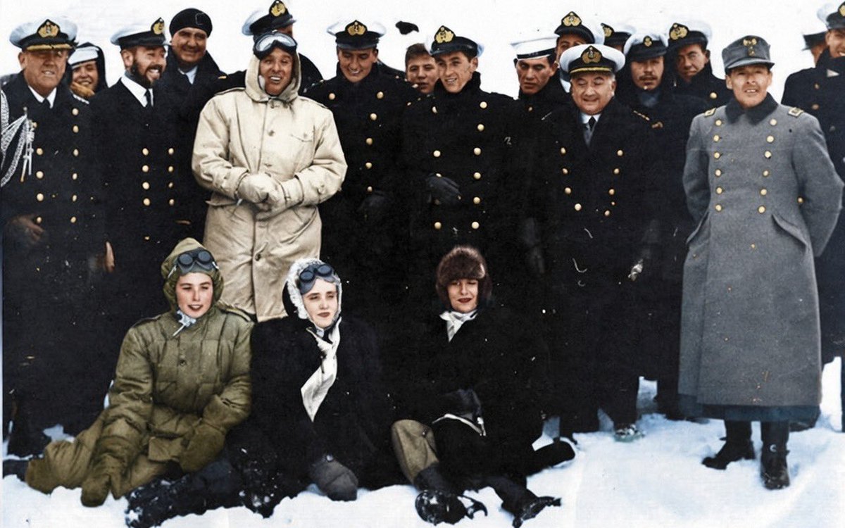 Hoy hace 78 años, el presidente Gabriel González Videla fue el primer jefe de Estado del mundo en visitar el continente antártico 🇨🇱🇦🇶🐧🐋 

Hasta la fecha son 9 los presidentes de la nación austral y tricontinental que han visitado el territorio chileno antártico🗿

#Soberanía🇨🇱