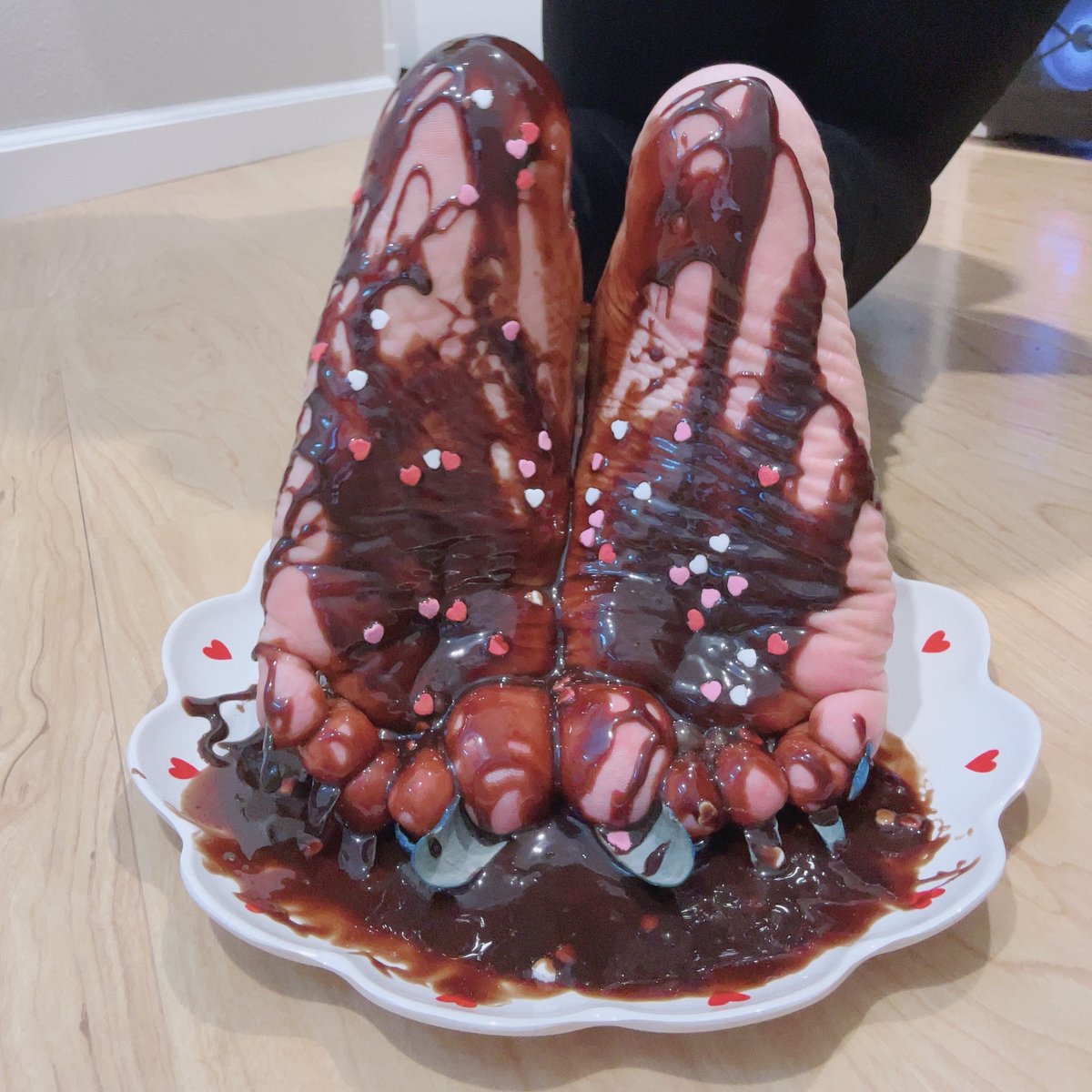 lululewds's tweet photo. Chocolate feet... is served! 😋 https://t.co/5Vh4TPtt7F