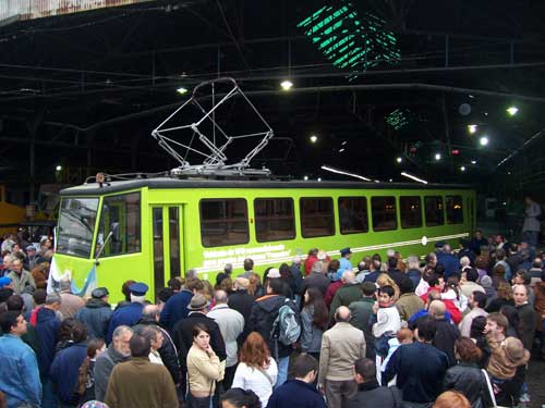 Ante las consultas recibidas, les contamos la historia del "Lagarto" PM2.
Los 8 "Lagartos" fueron coches provisorios con que se inauguró el Premetro porteño en 1987. Fabricados por Scipioni de Olavarría con repuestos y partes de coches La Brugeoise línea A. Info en cada foto.