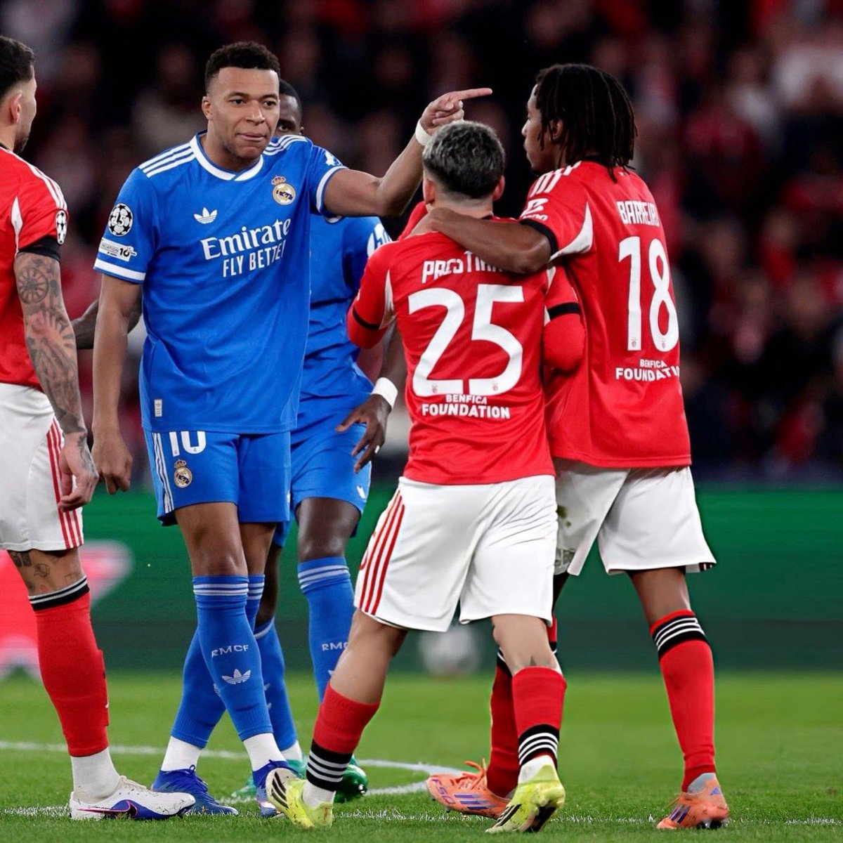 🗣️ Kylian Mbappe :

"Setelah gol Vini dan selebrasinya, nomor 25 Benfica, saya tidak akan menyebut namanya karena dia tidak layak membuat saya menyebut namanya, mulai menggunakan kata-kata yang tidak dapat diterima. Dia memanggil Vini 'm*nyet', sebanyak 5 KALI!"

"Anak muda ini