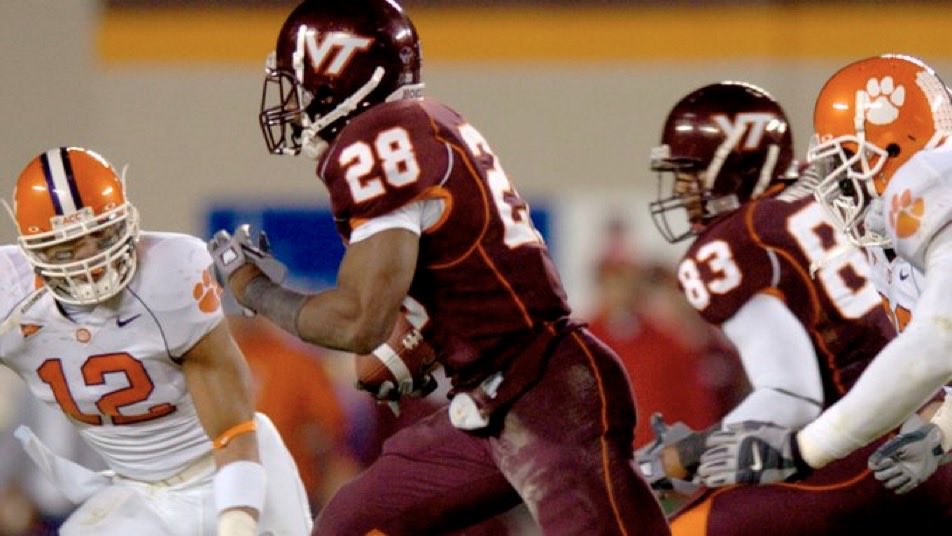 Bluegrass504's tweet image. Happy Birthday, Branden Ore!!

🎉🎂🎈🎊🎁🎉🎂🎈🎊🎁

Branden Ore led the ACC in TDs, all-purpose yards and scoring in 2006. He had back-to-back 200-yard rushing games (5 days apart) in wins against Southern Miss and Clemson, and was named 1st-team All-ACC.

7️⃣5️⃣7️⃣🦃 #ThisIsHome
