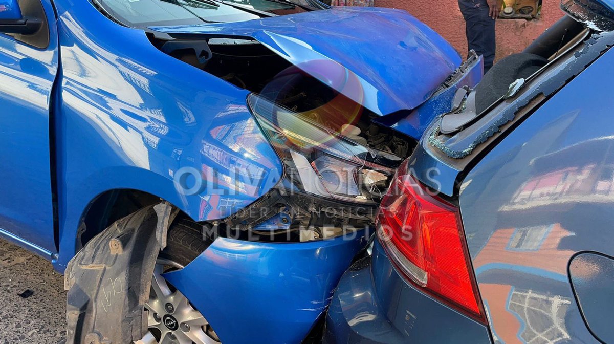 🚨🚗 #GALERÍA Dos personas l3sion@das y cuantiosos daños materiales, fue el saldo que dejó un accidente vehicular registrado la tarde de este martes, sobre la calle Rafael Hernández Ochoa, ubicada en la colonia El Pocito, en Xalapa. 

Se dio a conocer que un automóvil particular