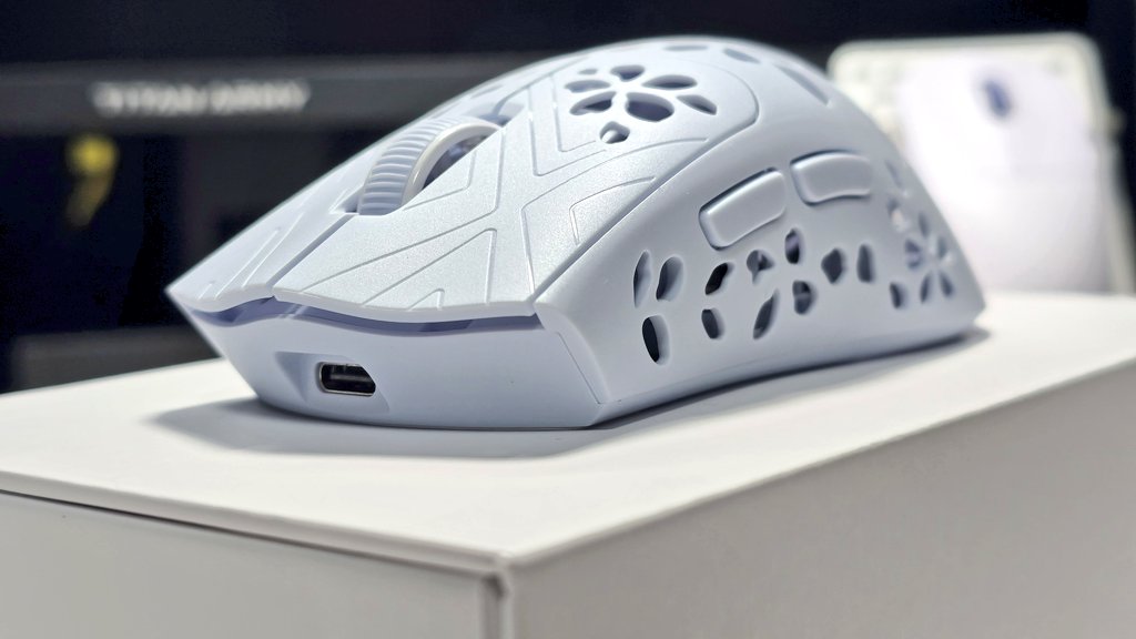 【PR】STORIA Kikyo（左側）/Shion（右側）

2/20予約開始、2/27発売

←Kikyo（黒）14,960円
約50gの小さめ背の低い左右非対称エルゴマウス、LAMZUの設計製造チームとの協力モデル。安い。NP-01S的な形。