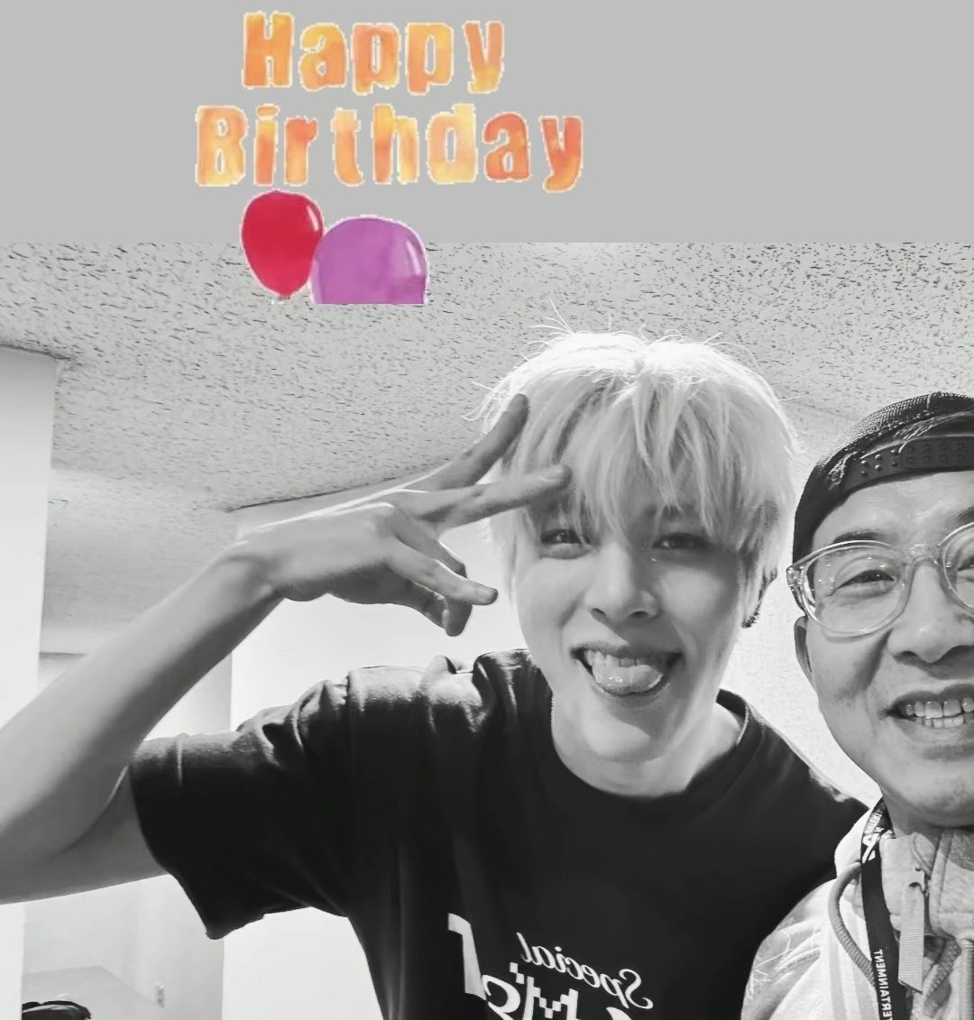 Happy birthday selca from Hwangssabunim with Junghwan 🎂

#JUNGHWAN #TREASURE #트레저 <a href="/treasuremembers/">TREASURE</a>
