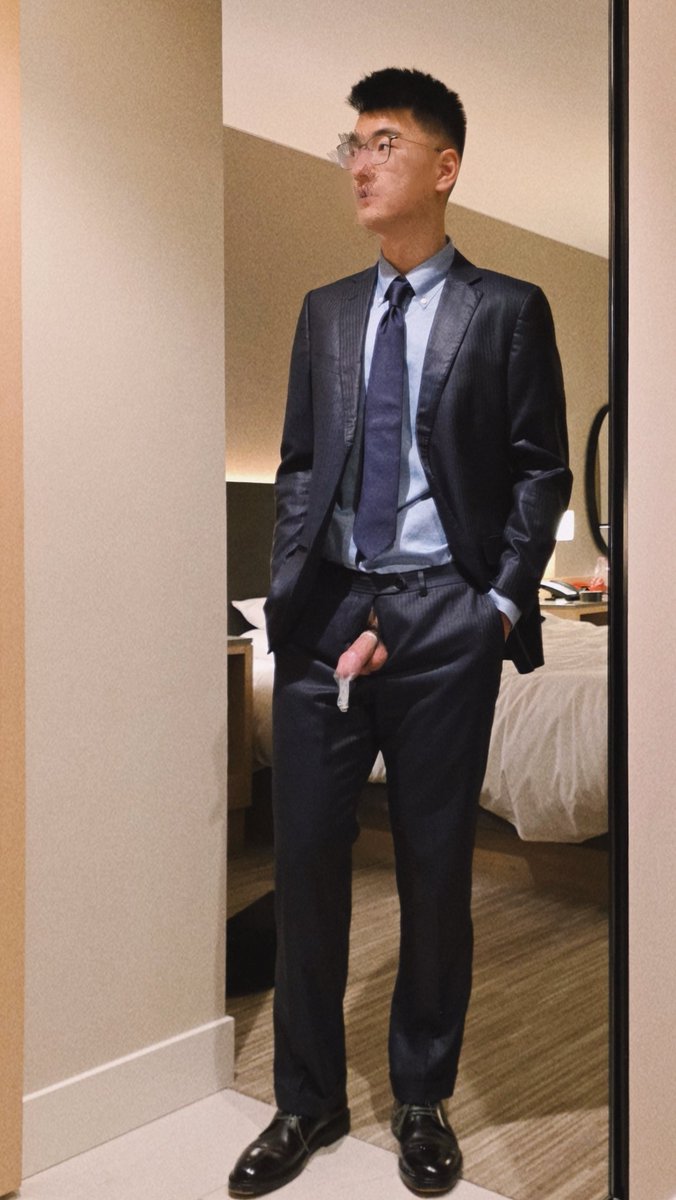 defyoddsss's tweet photo. 西装职男对上制服警督，领带微松，拉链半掩，透明套紧裹的秘密昭然若揭。迂回挑逗，不脱不入，只用眼神和触碰激战——谁先忍不住？ #suits #condom #uniform #roleplay https://t.co/3vtKEBxr31
