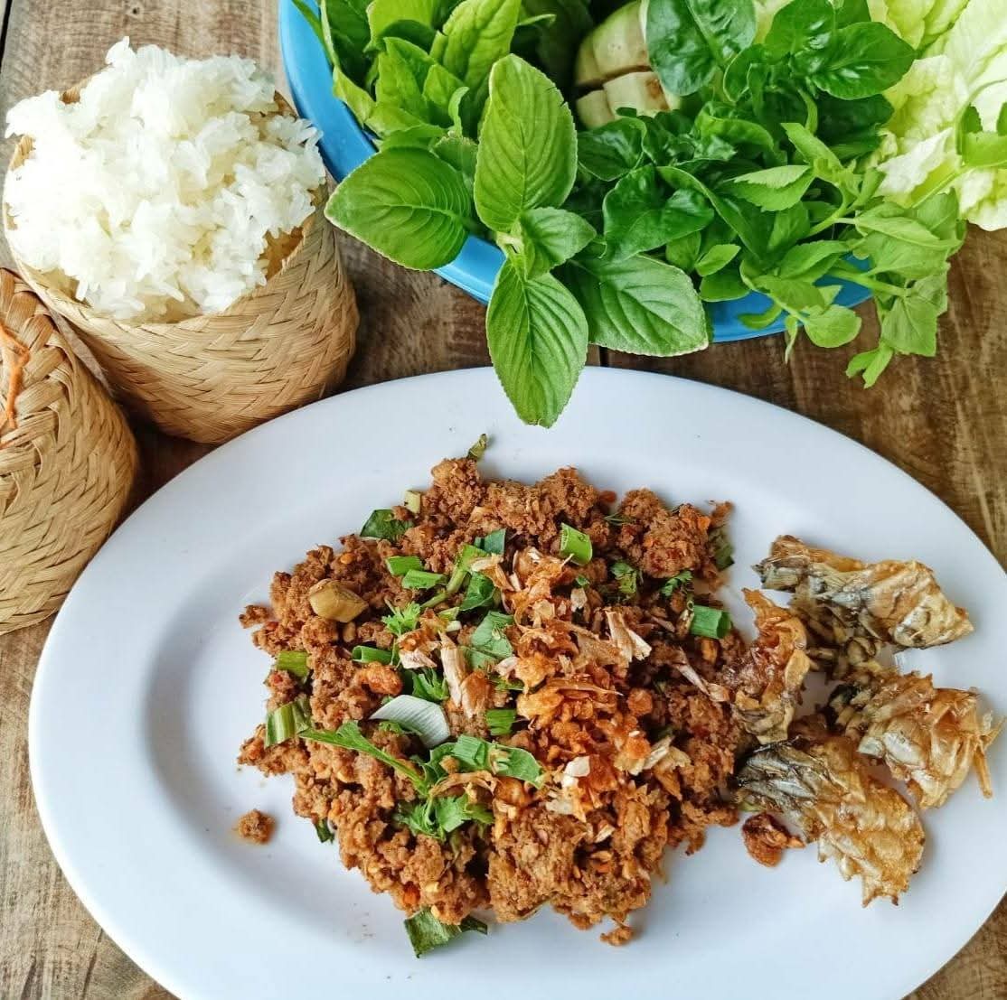 ไม่ได้อยากเคลมนะ ถ้าใช้คำว่า "ลาบลาว" ก็ให้เค้าไปคนเดียวเถอะ แต่ถ้าใช้คำว่า "ลาบ" ไทยขอจดร่วมได้ไหมอะ เพราะคำว่าลาบเฉย ๆ มันดูกว้าง แต่รสชาติ หน้าตามันต่างกันอยู่นะ เอาแค่ภาคเหนือภาคเดียว  "ลาบปลาคั่ว" น่านกับเชียงใหม่คนละหน้าตากันเลย น่านมีน้ำ เชียงใหม่แห้งแก๊กแด๊ก แต่อร่อยหมดนะ