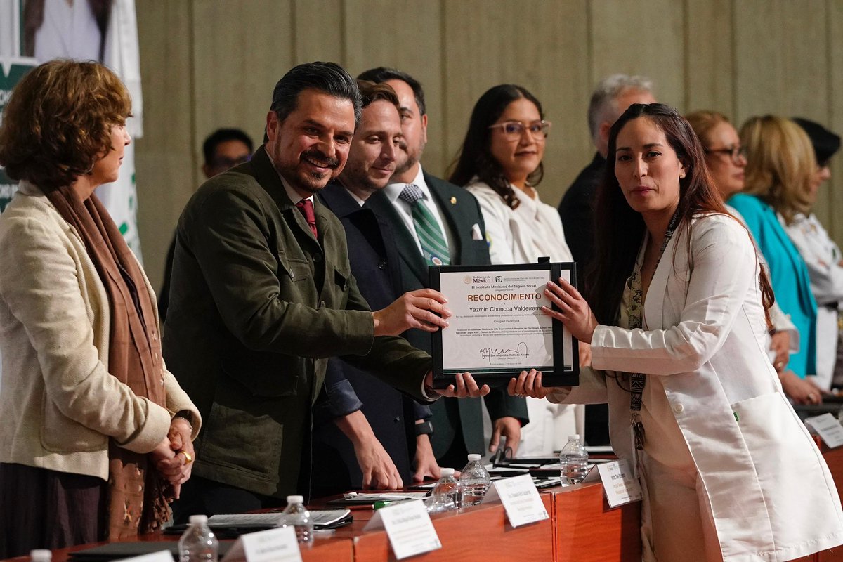 zoerobledo's tweet photo. 👩‍⚕️🧑‍⚕️ Realizamos la Clausura e Inicio de los Cursos de Especialización Médica 2026 del IMSS, un momento clave para reconocer a las y los nuevos médicos especialistas del país que cuidarán la salud de millones de personas.

En el evento hablamos de la decisión histórica que tomamos en @Tu_IMSS: no más guardias médicas mayores a 24 horas.

El IMSS se convirtió en la primera institución de salud del país en establecer que las guardias serán de máximo 24 horas, con descanso obligatorio de 24 horas posteriores a las actividades clínicas y académicas de médicas y médicos residentes e internos. 

Esta medida protege la salud física y mental, previene el desgaste profesional y fortalece la seguridad del aprendizaje y de los pacientes. 💚

Este 2026 egresan 7,432 médicas y médicos especialistas y se ofertaron 10,127 becas para residencias médicas. 

Con más formación, tenemos más bienestar y un trato digno también para quienes cuidan: así se construye un mejor IMSS y un mejor sistema de salud para México. 🏥🦅