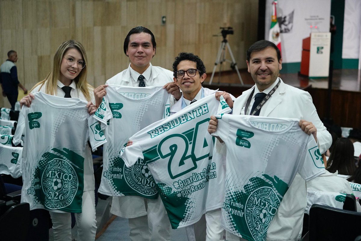 zoerobledo's tweet photo. 👩‍⚕️🧑‍⚕️ Realizamos la Clausura e Inicio de los Cursos de Especialización Médica 2026 del IMSS, un momento clave para reconocer a las y los nuevos médicos especialistas del país que cuidarán la salud de millones de personas.

En el evento hablamos de la decisión histórica que tomamos en @Tu_IMSS: no más guardias médicas mayores a 24 horas.

El IMSS se convirtió en la primera institución de salud del país en establecer que las guardias serán de máximo 24 horas, con descanso obligatorio de 24 horas posteriores a las actividades clínicas y académicas de médicas y médicos residentes e internos. 

Esta medida protege la salud física y mental, previene el desgaste profesional y fortalece la seguridad del aprendizaje y de los pacientes. 💚

Este 2026 egresan 7,432 médicas y médicos especialistas y se ofertaron 10,127 becas para residencias médicas. 

Con más formación, tenemos más bienestar y un trato digno también para quienes cuidan: así se construye un mejor IMSS y un mejor sistema de salud para México. 🏥🦅