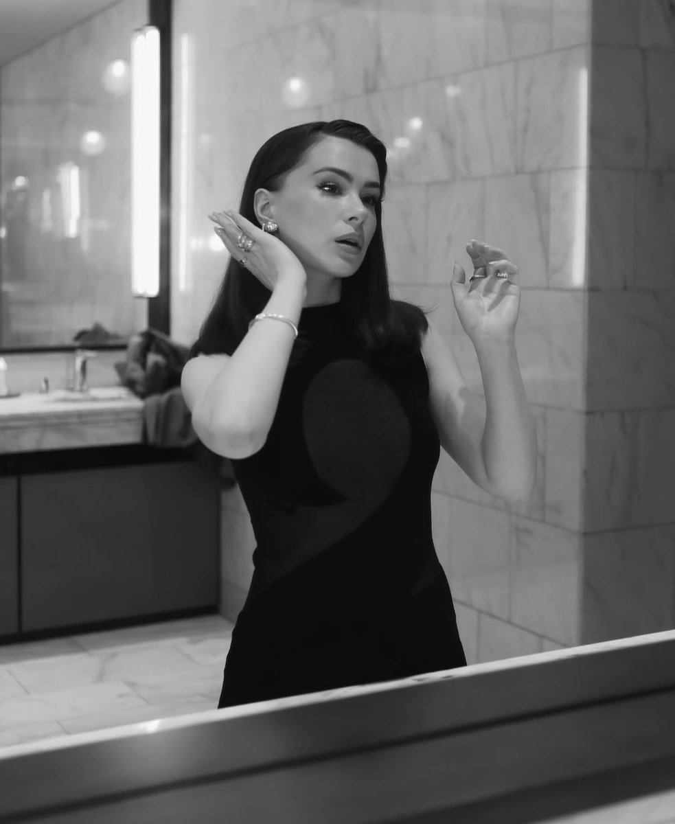 Tips the waiter 200 Euro to watch the door for us! <a href="/BabyGirlMrp/">Laura Marinelli</a>