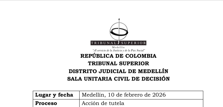 JurisprudenCol's tweet photo. Notificación personal vía whatsapp

En este caso el problema jurídico a resolver consiste en establecer si ¿puede considerarse válida la notificación realizada por WhatsApp a la accionada dentro del trámite de tutela, cuando no se acreditó la titularidad del canal digital, su obtención ni la existencia de comunicaciones previas, conforme a las exigencias de la Ley 2213 de 2022 y la jurisprudencia de la Corte Suprema de Justicia? Y, de no ser válida, ¿procede la nulidad de lo actuado para garantizar el debido proceso?

Del examen integral del expediente de tutela se advierte que a la accionada DYVV, madre del menor, se le intentó notificar a través del correo electrónico «jv811@gmail.com», dirección que fue suministrada por el propio accionante en la relación fáctica de la acción; no obstante, de la constancia de entrega generada por el sistema Office 365 se desprende que el mensaje no pudo ser recibido, por cuanto no se encontró el usuario «jv811» en el dominio https://t.co/f8vFBsgEYz. Entonces, no era posible tener por acreditada la notificación efectiva del escrito de tutela, sus anexos ni del auto admisorio a la parte accionada, por medio de dicho canal electrónico. De ahí que el despacho intentó su notificación a través de otro medio digital. Así las cosas, el juzgado de primera instancia tuvo por notificada a la accionada mediante la aplicación de mensajería instantánea WhatsApp, a través del número celular 3165715XXX; empero, dicho intento tampoco satisfizo las exigencias legales ni constitucionales que gobiernan la notificación personal por medios digitales, razón por la cual no puede reputarse válido ni eficaz.

En particular, la Corte fue enfática en señalar que el interesado en la notificación debe: a) afirmar, bajo la gravedad de juramento, que el canal digital suministrado corresponde a la persona por notificar […]; b) explicar la forma en que obtuvo o conoció dicho canal […]; y c) probar esas afirmaciones, especialmente mediante comunicaciones previas sostenidas con el destinatario o cualquier otro medio idóneo que permita inferir razonablemente que el canal pertenece o es utilizado por aquel.

Aplicadas estas premisas al caso concreto, se observa que no existe en el expediente ninguna prueba que permita establecer que el número 3165715XXX pertenezca o sea utilizado por la accionada. No obra manifestación expresa de esta reconociendo dicho número como propio, ni se acreditó la existencia de comunicaciones previas que permitieran inferir una relación cierta entre la accionada y ese canal digital. 

Tampoco se explicó, siquiera sumariamente, la forma en que el accionante obtuvo dicho número telefónico(…) la STC16733-202217 precisó que, tratándose de aplicaciones de mensajería instantánea como WhatsApp, la existencia de capturas de pantalla, marcas de envío o recepción («ticks») carece de suficiente sustento cuando previamente no se ha probado la titularidad o uso del número por parte del destinatario. En tales eventos, no puede operar presunción alguna de recepción, pues ni siquiera se encuentra acreditado que el mensaje haya sido dirigido al verdadero sujeto pasivo de la actuación judicial.

Aceptar como válida una notificación practicada a un número telefónico cuya titularidad no ha sido demostrada, implicaría abrir la puerta a escenarios de suplantación, comunicaciones aparentes o notificaciones ficticias, desnaturalizando la finalidad constitucional de la notificación, que no es otra que garantizar el conocimiento real y efectivo de las decisiones judiciales.

Portal de actualización Jurisprudencial. Solicita tu suscripción aquí 👉https://t.co/jUGw4X9qS2