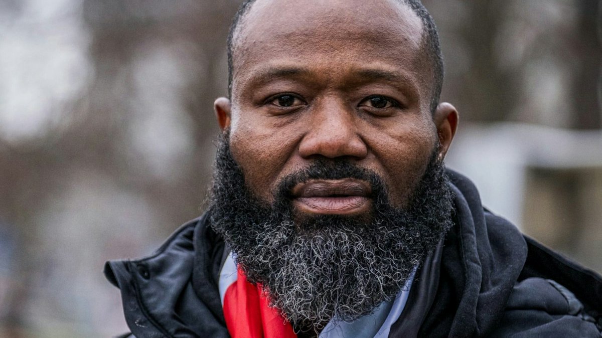 Activist en Zwarte Piet-hater Jerry Afriyie is, volgens het Centraal Joods Overleg, absoluut niet welkom als spreker op de herdenking van de Febr. Staking. Hij heeft zich meerdere malen negatief uitgelaten over Joden en Israël. Waarom dan toch hem? Is het om Joden te pesten?