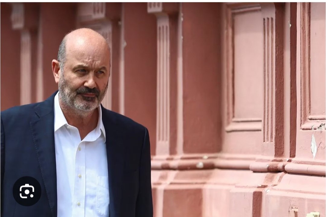 cositopolitico's tweet photo. La peor semana de Sturzenegger
El gobierno lo culpa de la cláusula de licencias 
El escándalo de su esposa
Se reaviva el juicio del préstamo del fmi
Se descubrió lo q paga por alquiler de sus oficinas.
Saludos https://t.co/Cv2IFwkVbY
